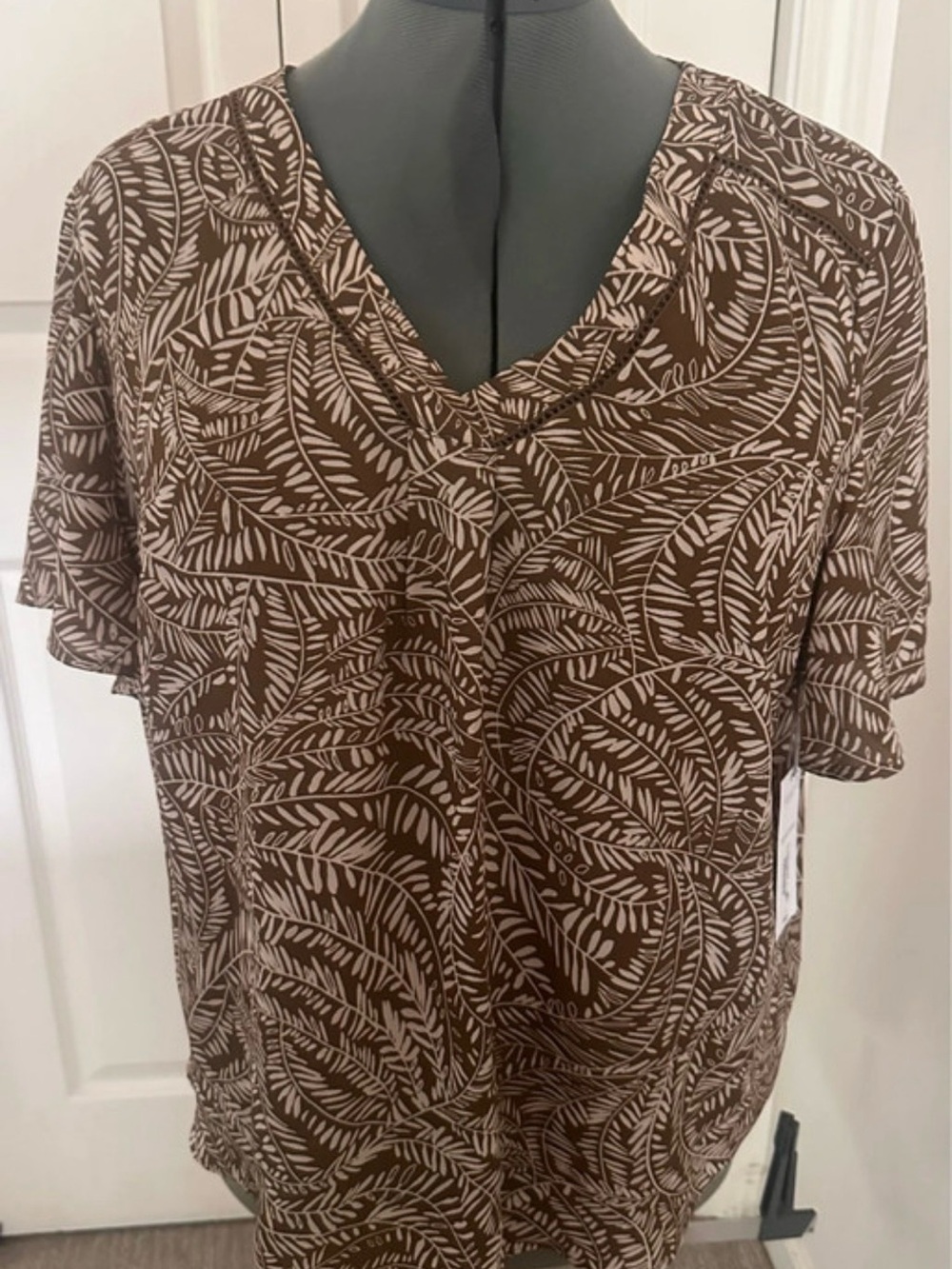 Liz Claiborne Brown and Cream Leaf-Print Short Sleeve V-Neck Top